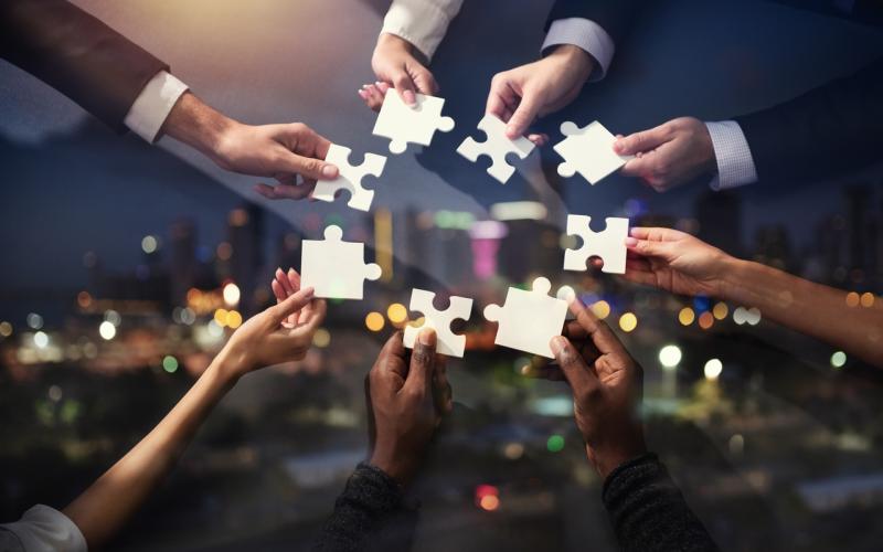 Groupe tenant pièce de puzzle