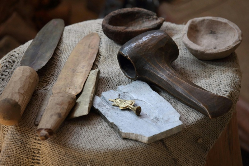 Vieux outils en bois et silex trouvés sur des fouilles archéologiques