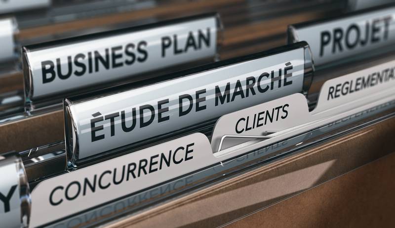 Dossiers classés et étiquetés dans une armoire d'archive