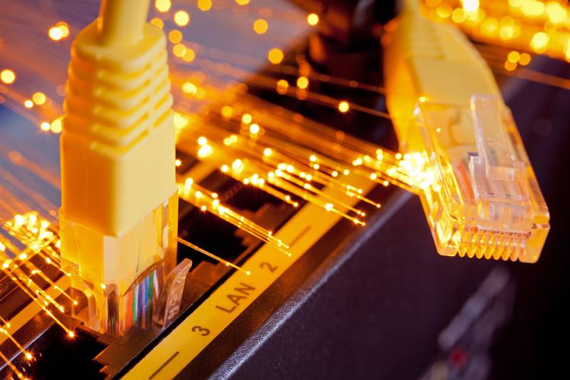 Fiches RJ45 connectées sur un switch avec effet de lumière jaune