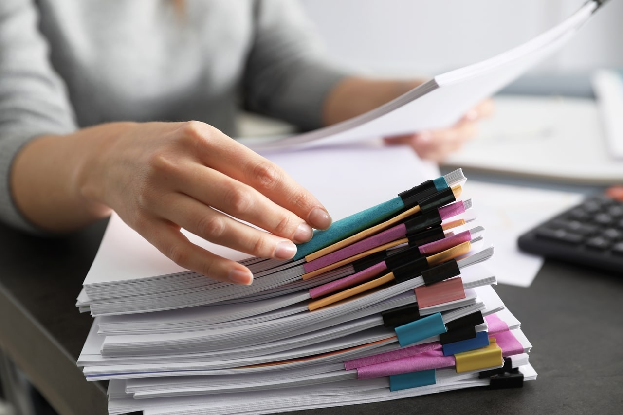 Employé tri des fiches