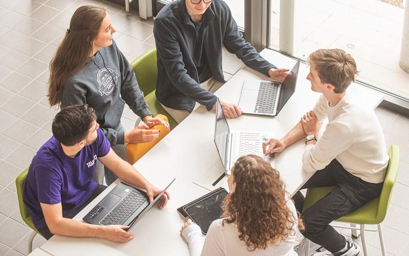 Groupe d'Etudiants travaillant en groupe autour d'ordinateurs