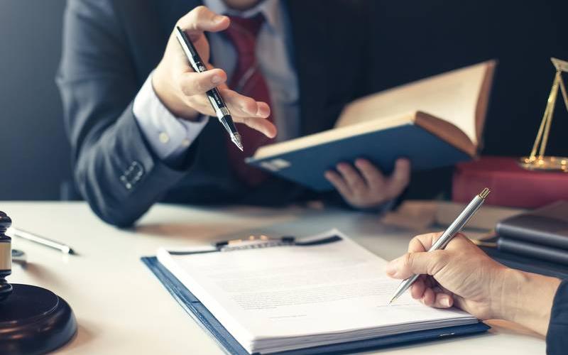 Signature contrat sur un bureau