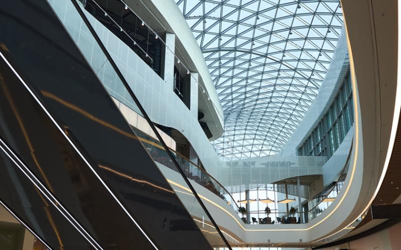 Centre commercial avec une architecture verre