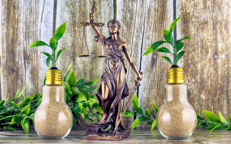 Statue justice et plantes