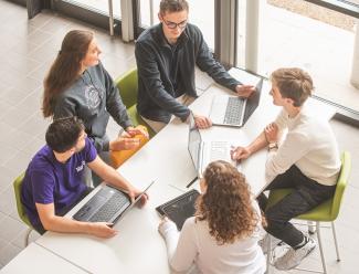Groupe d'Etudiants travaillant en groupe autour d'ordinateurs