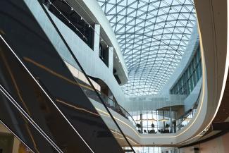 Centre commercial avec une architecture verre