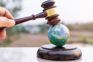 Marteau justice sur globe